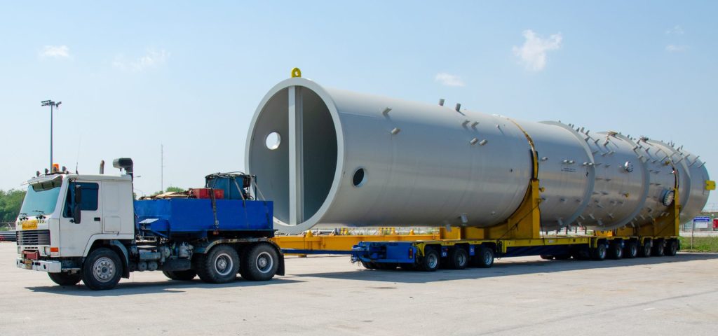 Transporte de carga projeto: carreta prancha da Bendini levando equipamento industrial de grande porte